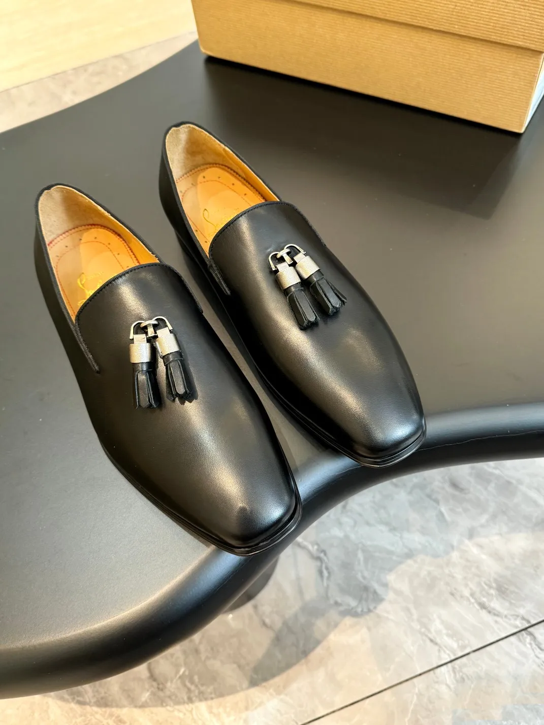 💰960 Christia*.Loubouti* high-end men's business formal leather shoes, original genuine cowhide red sole, imported Italian cowhide outsole, first-layer cowhide, water-dyed cowhide lining, high-end luxury. Size: 39-44 (customized at 38.45.46)✅